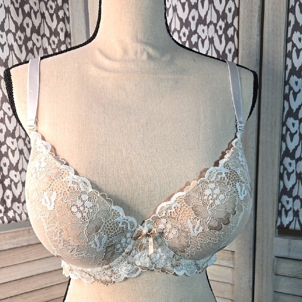 NWOT Lace Underwire Bra Two-Tone Cream 3 Hook Adjustable 38D